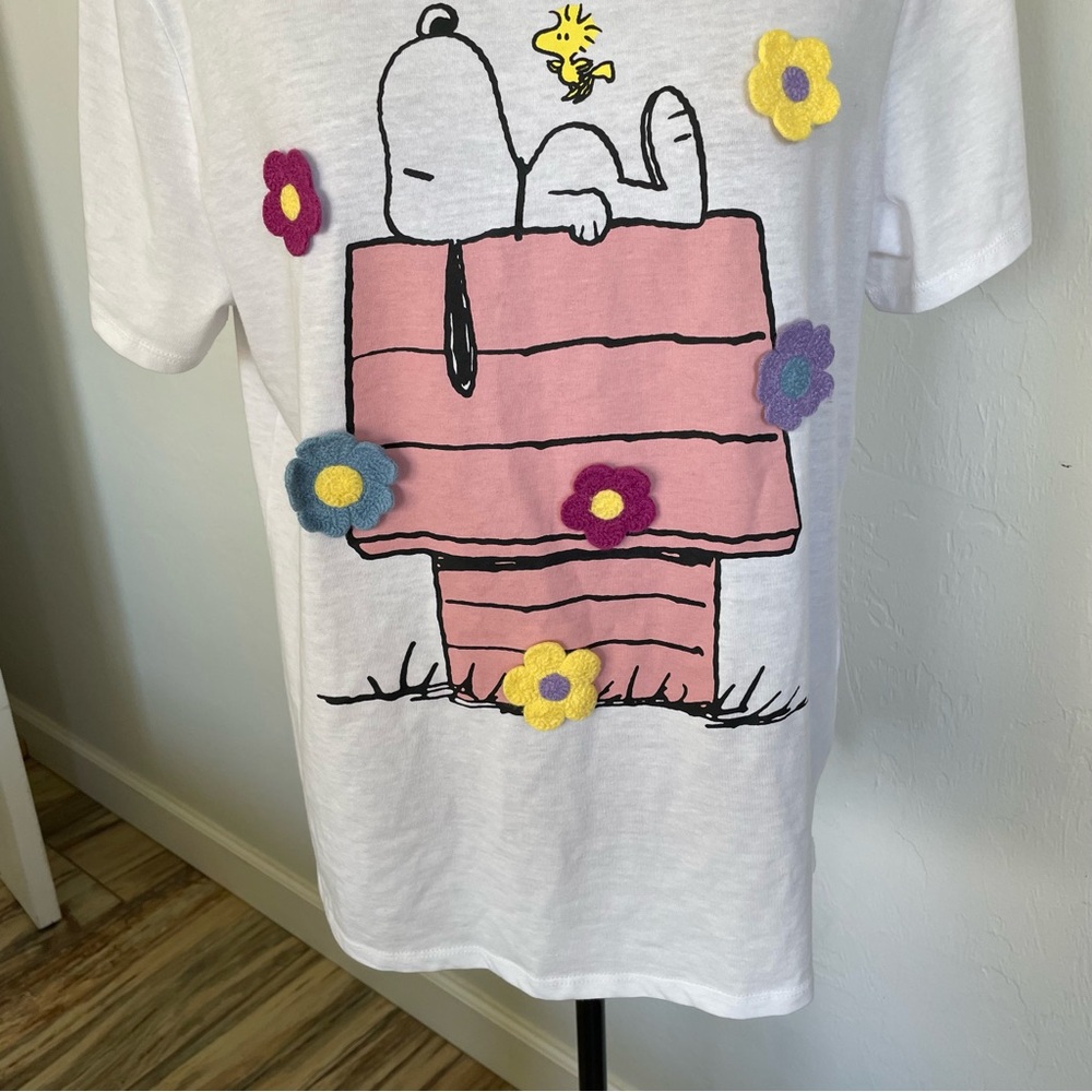 Peanuts White Tee with Pink Doghouse and Multicolor Flowers - Picture 3 of 10